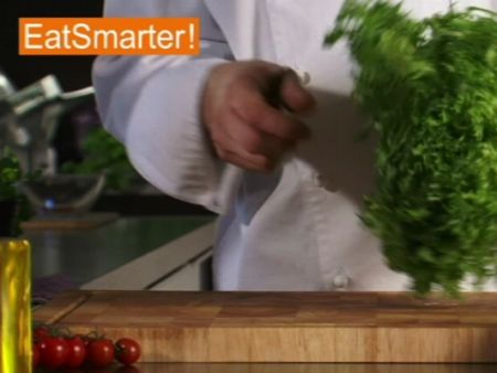 Wie Sie Friséesalat richtig putzen, waschen und trockenschleudern