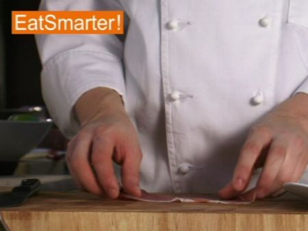 Wie Sie Schinken unkompliziert zu Röschen aufrollen