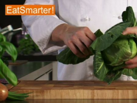 Wie Sie Spitzkohl richtig in Streifen schneiden