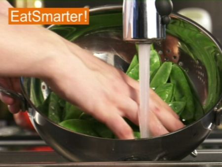 Wie Sie Zuckerschoten effizient waschen und putzen