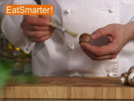Wie Sie Champignons kinderleicht putzen