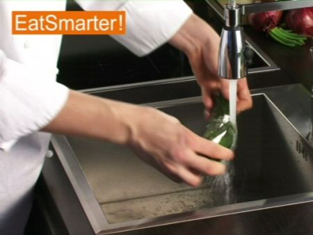 Wie Sie eine Salatgurke am besten waschen, schälen, putzen und entkernen