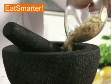 Wie Sie eine würzige Mandelpaste selber im Mörser herstellen