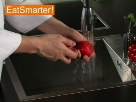 Wie Sie eine Pflaume waschen und ganz einfach entsteinen