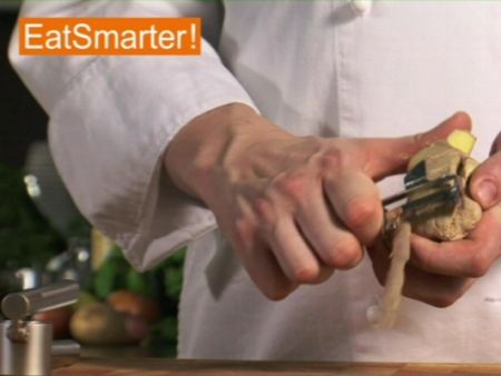 Wie Sie Ingwer ganz einfach schälen und durchpressen