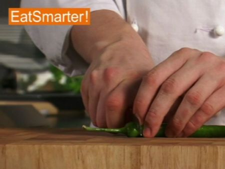 Wie Sie eine Chilischote am besten putzen und in Ringe schneiden