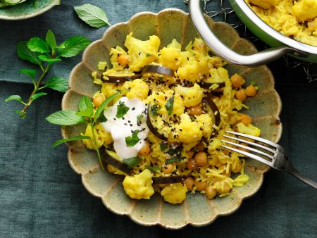Indischer Blumenkohlreis mit Kichererbsen und Auberginen