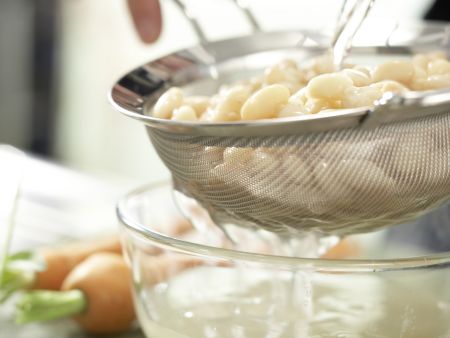 Italienischer Nudel-Bohnen-Eintopf Zubereitung Schritt 1 Italienischer Nudel-Bohnen-Eintopf Zubereitung Schritt 1