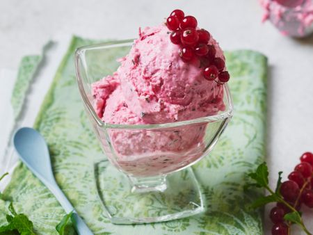 Johannisbeer-Buttermilch-Eis