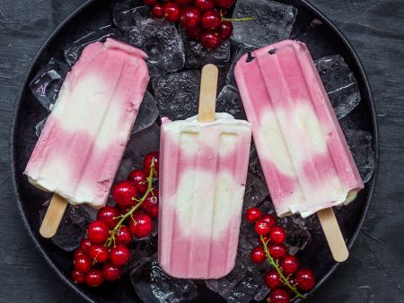 Johannisbeer-Skyr-Eis am Stiel