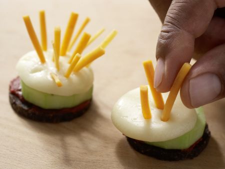 Käseigel mit Möhrenstiften Zubereitung Schritt 5 Käseigel mit Möhrenstiften Zubereitung Schritt 5
