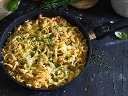 Spätzlepfanne mit Käse und Zwiebeln