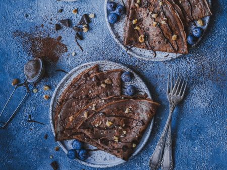 Kakaopfannkuchen mit Heidelbeeren und Schokoladensauce
