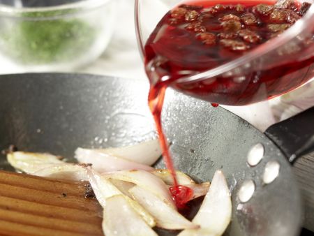 Kalbsschnitzel in Granatapfelsauce Zubereitung Schritt 7 Kalbsschnitzel in Granatapfelsauce Zubereitung Schritt 7