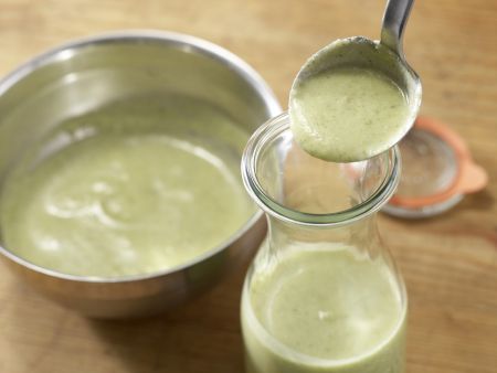 Kalte Zucchinisuppe mit Joghurt Zubereitung Schritt 11 Kalte Zucchinisuppe mit Joghurt Zubereitung Schritt 11