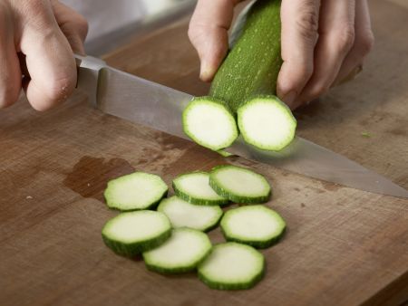 Kalte Zucchinisuppe mit Joghurt Zubereitung Schritt 6 Kalte Zucchinisuppe mit Joghurt Zubereitung Schritt 6