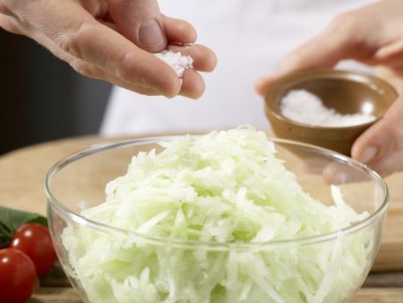 Kartoffel-Kohlrabi-Puffer Zubereitung Schritt 2 Kartoffel-Kohlrabi-Puffer Zubereitung Schritt 2