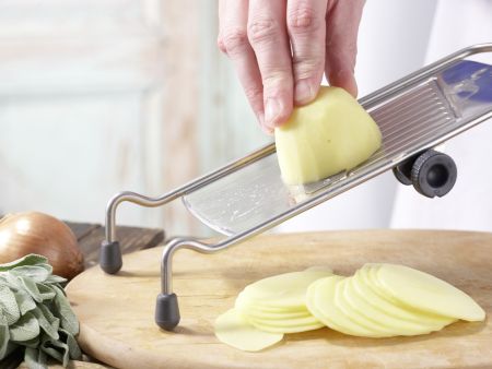 Kartoffel-Quark-Pizza Zubereitung Schritt 3 Kartoffel-Quark-Pizza Zubereitung Schritt 3