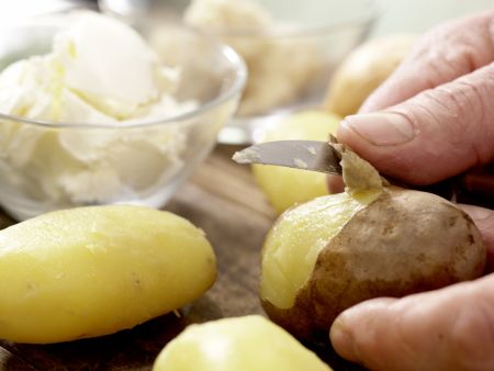 Kartoffel-Räucherlachs-Pfanne Zubereitung Schritt 1 Kartoffel-Räucherlachs-Pfanne Zubereitung Schritt 1