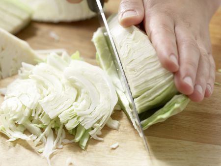Kartoffel-Weißkohl-Ragout Zubereitung Schritt 1 Kartoffel-Weißkohl-Ragout Zubereitung Schritt 1