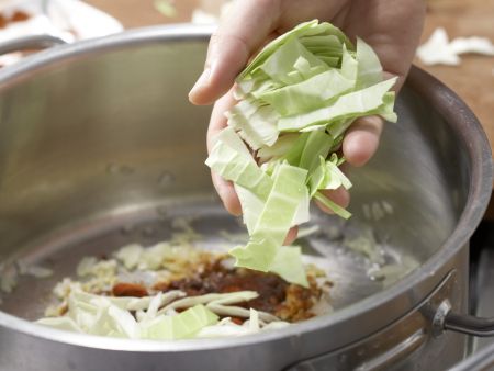 Kartoffel-Weißkohl-Ragout Zubereitung Schritt 2 Kartoffel-Weißkohl-Ragout Zubereitung Schritt 2