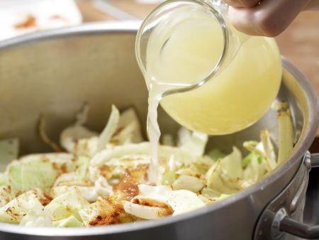 Kartoffel-Weißkohl-Ragout Zubereitung Schritt 3 Kartoffel-Weißkohl-Ragout Zubereitung Schritt 3