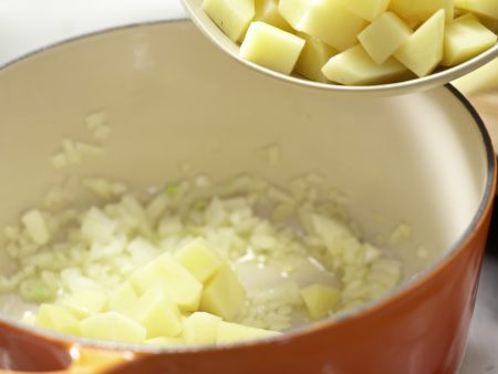 Kartoffelcremesuppe Zubereitung Schritt 2 Kartoffelcremesuppe Zubereitung Schritt 2