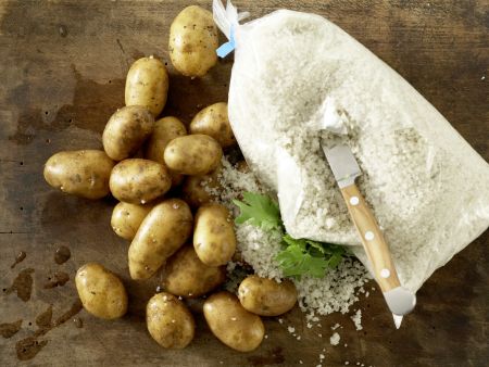Kartoffeln in der Salzkruste Zubereitung Schritt 1 Kartoffeln in der Salzkruste Zubereitung Schritt 1