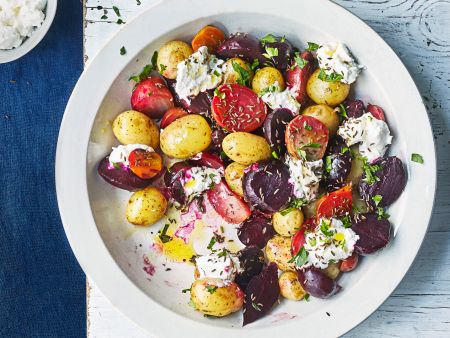 Kartoffeln und bunte Bete aus dem Ofen mit Quark