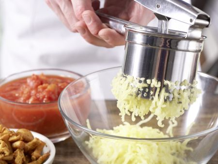Kartoffelpizza mit Pfifferlingen Zubereitung Schritt 2 Kartoffelpizza mit Pfifferlingen Zubereitung Schritt 2