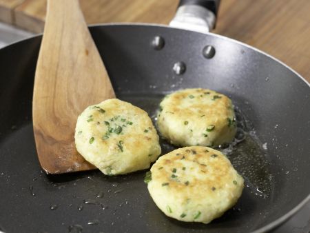 Kartoffelplätzchen mit Joghurt-Dip Zubereitung Schritt 7 Kartoffelplätzchen mit Joghurt-Dip Zubereitung Schritt 7