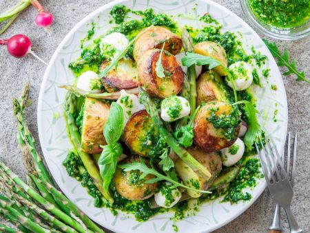Kartoffelsalat mit grünem Spargel, Mozzarella und Bärlauch-Pesto