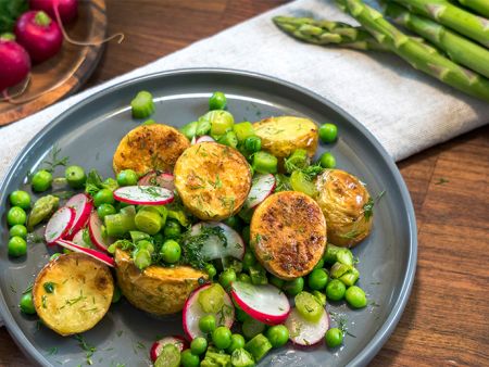 Kartoffelsalat mit Spargel, Radieschen und Erbsen