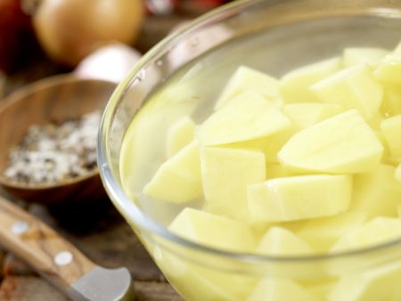 Kartoffelsuppe mit Grünkohl Zubereitung Schritt 1 Kartoffelsuppe mit Grünkohl Zubereitung Schritt 1