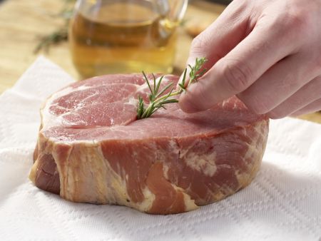 Kasslerbraten mit Kräutersauce Zubereitung Schritt 2 Kasslerbraten mit Kräutersauce Zubereitung Schritt 2