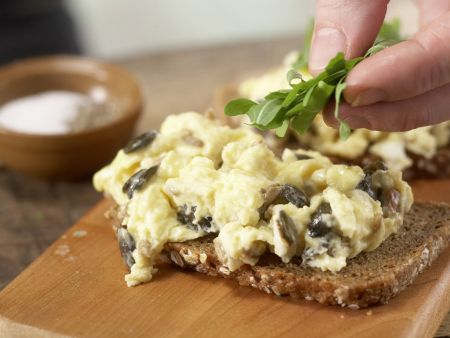 Kerniges Rührei auf Vollkornbrot – smarter Zubereitung Schritt 5 Kerniges Rührei auf Vollkornbrot – smarter Zubereitung Schritt 5