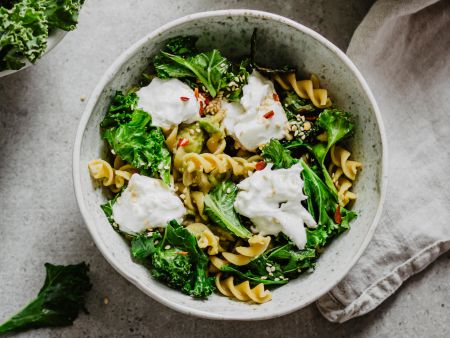 Kichererbsen-Fusilli mit Grünkohl und Burrata