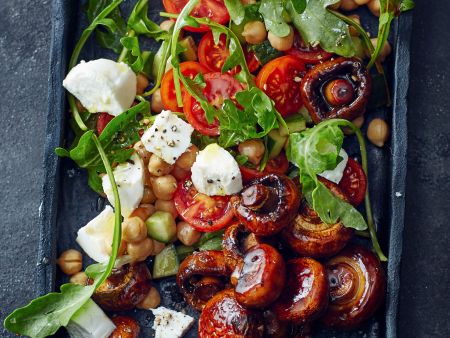 Kichererbsensalat mit karamellisierten Pilzen und Ziegenkäse