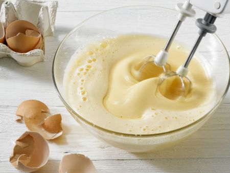 Kirsch-Biskuitrolle Zubereitung Schritt 1 Kirsch-Biskuitrolle Zubereitung Schritt 1