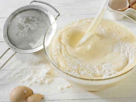 Kirsch-Biskuitrolle Zubereitung Schritt 2 Kirsch-Biskuitrolle Zubereitung Schritt 2
