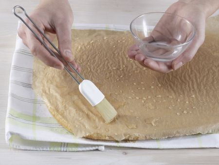 Kirsch-Biskuitrolle Zubereitung Schritt 5 Kirsch-Biskuitrolle Zubereitung Schritt 5