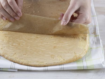 Kirsch-Biskuitrolle Zubereitung Schritt 6 Kirsch-Biskuitrolle Zubereitung Schritt 6