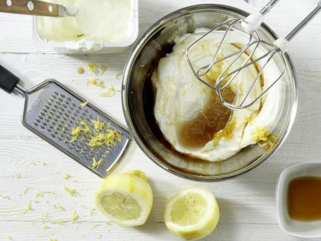 Kirsch-Biskuitrolle Zubereitung Schritt 7 Kirsch-Biskuitrolle Zubereitung Schritt 7