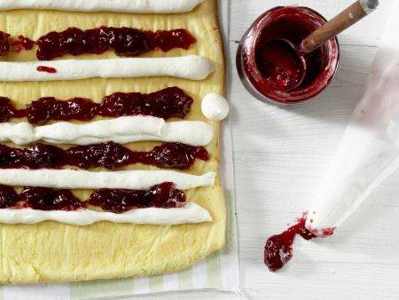 Kirsch-Biskuitrolle Zubereitung Schritt 8 Kirsch-Biskuitrolle Zubereitung Schritt 8