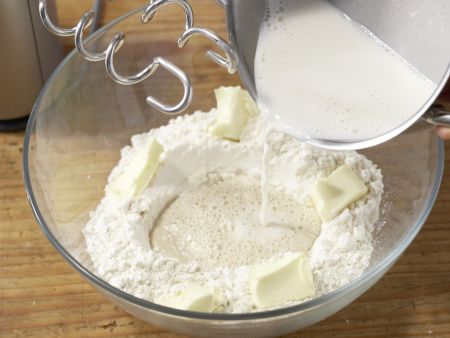 Kirsch-Streuselkuchen Zubereitung Schritt 3 Kirsch-Streuselkuchen Zubereitung Schritt 3
