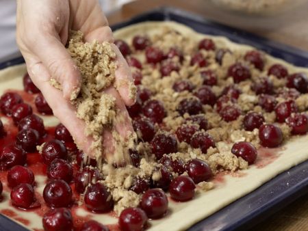 Kirsch-Streuselkuchen Zubereitung Schritt 9 Kirsch-Streuselkuchen Zubereitung Schritt 9