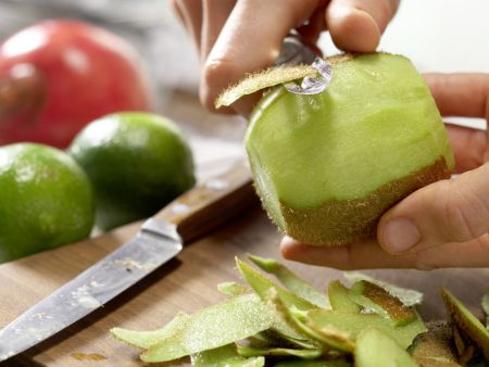 Kiwi-Limetten-Cocktail Zubereitung Schritt 1 Kiwi-Limetten-Cocktail Zubereitung Schritt 1
