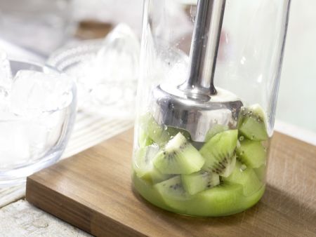 Kiwi-Limetten-Cocktail Zubereitung Schritt 4 Kiwi-Limetten-Cocktail Zubereitung Schritt 4