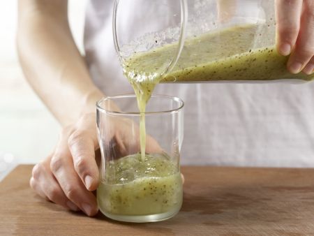 Kiwi-Limetten-Cocktail Zubereitung Schritt 5 Kiwi-Limetten-Cocktail Zubereitung Schritt 5