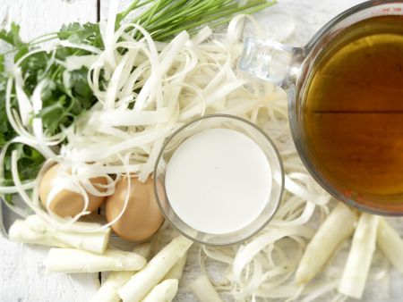 Klare Spargelsuppe – smarter Zubereitung Schritt 1 Klare Spargelsuppe – smarter Zubereitung Schritt 1